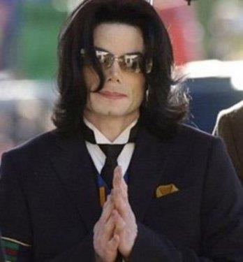 Pop mziin kral Michael Jackson, 25 Haziran 2009'da hayranlarn aknlk iinde brakarak hayata veda etti. Onun lm nedeni de uzun sre konuuldu. Alkol ile birlikte sakinletirici ilalar ald sylendi. Bunlarn kalp krizine neden olduu iddia edildi.