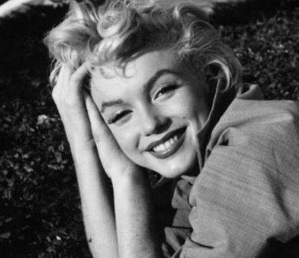 <p><b>LMYLE DE EFSANE OLDU</b></p> Marilyn Monroe, 1962 ylnda hayata veda etti. Efsane yldzn yatanda cansz halde bulunmasnn zerinden 50 yl geti ama hala intihar m etti yoksa ldrl m sorusunun kesin cevab bilinmiyor.