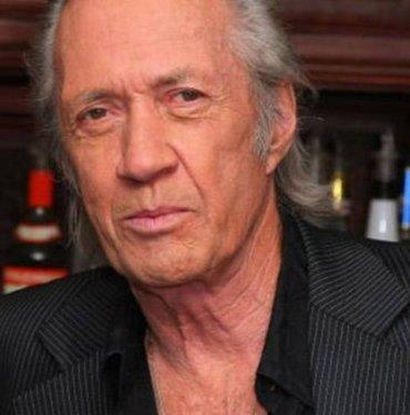 <p><b>CARRADINE KURBAN MI</b></p> nl oyuncu David Carradine, 4 Haziran 2009 tarihinde Tayland'n bakenti Bangkok'taki lks bir otelin odasnda asl halde bulundu.