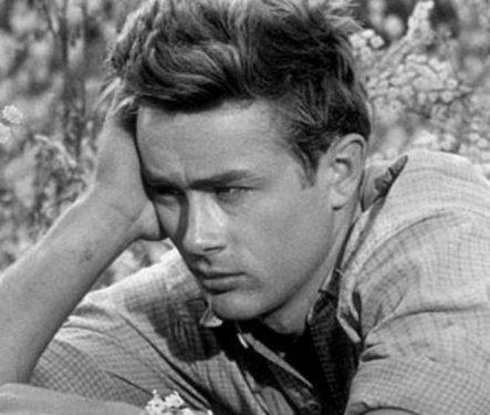 James Dean kariyerine parlak bir balang yapymken kulland Porsche ile geirdii kazada hayatn kaybetti. Takvimler 30 Eyll 1955'i gsteriyordu.