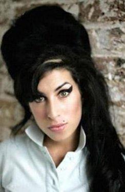 Onun hayat tarzn bilen herkes haberi ilk dulduunda "kesin alkol ya da uyuturucudan lmtr" yorumunu yapt. Ama ailesi Winehouse'un lmnden ksa bir sre nce tamamen "temizlendiini" alkol ve uyuturucu kullanmadn ileri srd.