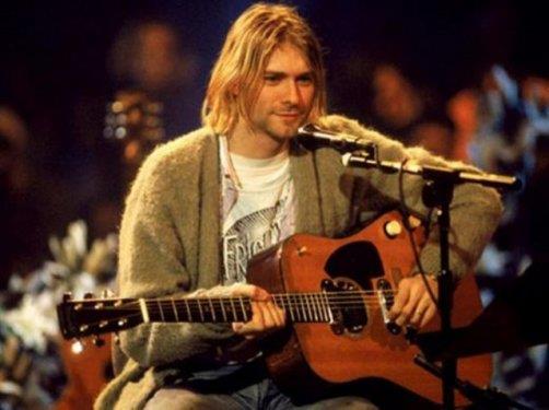 <p><b>HEM OK ZLDLER HEM KAFALARI KARITI</b></p> Mzik dnyasnn bir dnemine damga vuran Kurt Cobain'in lmyle ilgili iddialar ve komplo teorileri de bitmek bilmiyor. 1994 ylnda Seattle'daki bir rehabilitasyon merkezinden kaan Cobain bu olaydan tam bir hafta sonra l bulundu.