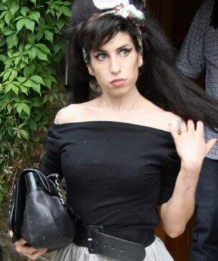 Zaten aklanan otopsi sonucu da herkesi artt. nk gen arkcda alkol ve uyuturucunun izine bile rastlanmamt. Amy Winehouse'un lm nedeni hala gizemini koruyor.