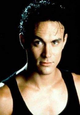 Kendisinden 20 yl sonra aktr olu Brandon Lee de pheli bir biimde hayata veda etti. Brandon Lee rol ald The Crow filminin ekimleri srasnda beklenmedik bir kaza geirdi. Bu da onun sonu oldu. Filmde Lee'nin oynad karakterin vurularak ld sahnenin ekimi yaplyordu.