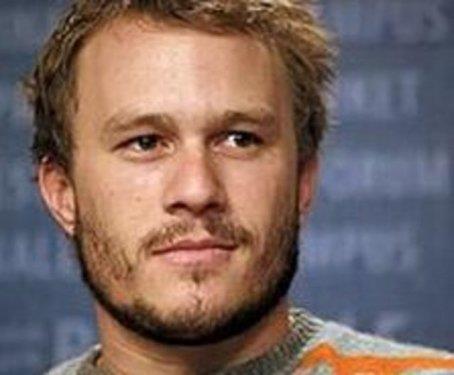 Buna da reeteli ilalarn suistimal edilmesinin neden olduu akland. Aklamada, Ledger?in, aralarnda arkesiciler, sakinletiriciler ve uyku haplar olmak zere ald trl ilalarn kombine etkisinin neden olduu akut zehirlenme sonucu ld belirtildi.