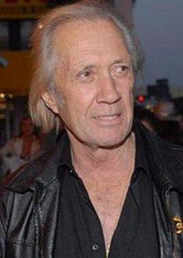 Olaydan 1 gece nce ge saatlerde veya bulunduu gn erken saatlerde ldnn sanldn belirtti. Aktrn lmnden bir gn sonra ailenin avukat Carradine'in bir kung fu etesi tarafndan ldrldn iddia etti ve intihar kabul etmedi.