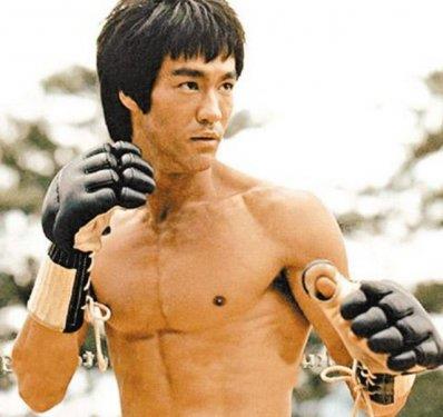 Aksiyon filmlerinin bir dnemine damga vuran aktr Bruce Lee 1973 ylnda henz 32 yandayken hayata veda etti. Lee, 1973 ylnda Enter the Dragon filminin ekimleri srasnda beyin demi nedeniyle ld. Ancak bazlarna gre o ve ailesi lanetliydi ve bu yzden de bir cinayete kurban gitmiti. Bazlar da bunu 'evinde Feng Shui'nin yanl uygulanmasna balad. Hatta Lee'yi 'dv srlarn Batllara vermesi nedeniyle' in mafyas ldrmt.