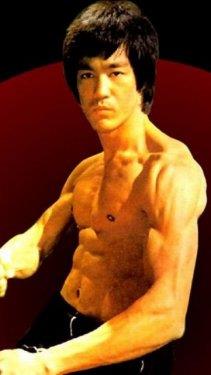 <p><b>BABA OULUN SONU AYNI OLDU</b></p> Aksiyon filmlerinin bir dnemine damga vuran aktr Bruce Lee 1973 ylnda henz 32 yandayken hayata veda etti. Lee, 1973 ylnda Enter the Dragon filminin ekimleri srasnda beyin demi nedeniyle ld. Ancak bazlarna gre o ve ailesi lanetliydi ve bu yzden de bir cinayete kurban gitmiti. Kendisinden 20 yl sonra aktr olu Brandon Lee'nin da pheli bir lmle hayata veda etmesi bu iddiann kant olarak gsterildi.