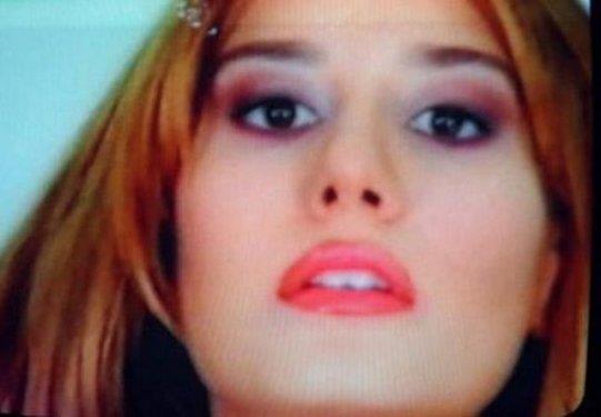 <p><b>CANSIZ BEDENN BABASI BULDU</b></p> Bir baka tal gzel Ahu Paakay da ardnda cevaplanmam sorular brakarak hayata veda etti. 1995 ylndaki Trkiye Gzellik Yarmas'nda drdnc olan Paakay, Kurueme'de babasyla birlikte yaad dairede hayatna kendi elleriyle son verdi.