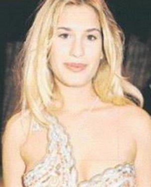 Emekli diplomat Kaya Paakay'n kz olan Ahu Paakay ldnde 26 yandayd ve geride bir intihar notu brakmamt. lmnden nce  ay boyunca psikolojik tedavi grd sylenen Paakay'n cansz bedenini babas buldu.