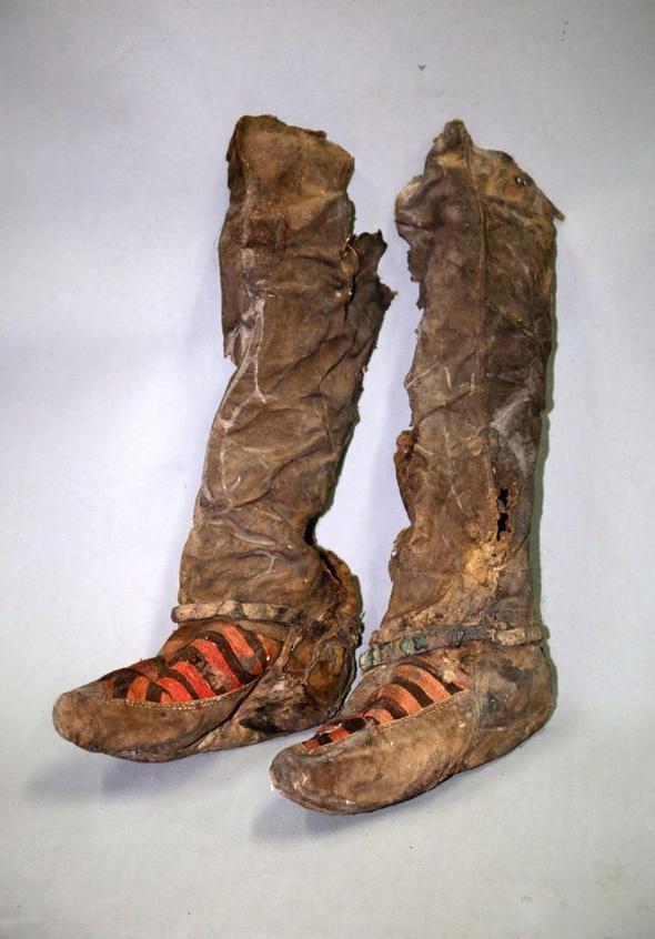 Ss eyalar (anta, ayna, tarak vb.) ile birlikte gmlen mumyann ayandaki modern grnml krmz-siyah renklerdeki izmeleri ise baz haber kaynaklarnda dnyaca nl bir spor giyim markasnn ayakkablarna benzetildi.