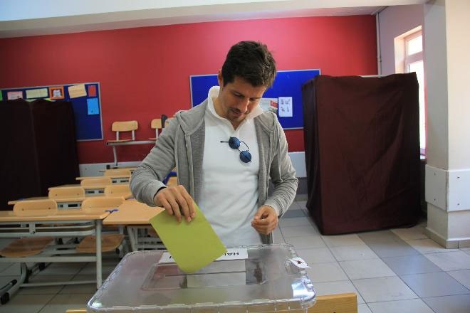 Trkiye genelinde anayasa deiiklii iin oy verme ilemi gerekleti. Oylarn kullanan nl isimler de vatandalk grevlerini yaptklar okullardan paylamlarda bulundu. te nllerin referandum paylamlar...