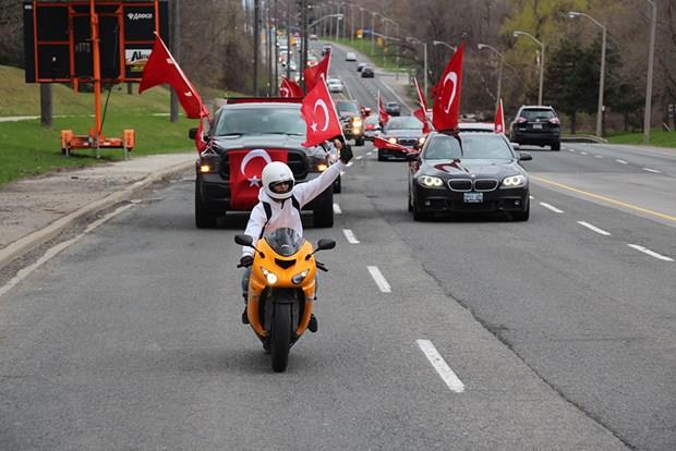 Anayasa deiiklii iin yaplan halk oylamasnda, resmi olmayan sonulara gre "evet" kmasnn ardndan, dnyann drt bir yannda yaayan Trkler kutlamalar yapt.  <p>    Kanada
