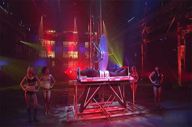 KYE BLME GSTERS VE HLES  <p>    Dev testere ile kendini ikiye blme gsterisi yapan sihirbazn hazrlad zel hile sizleri ok artacak. te o gsteri ve hilesi...