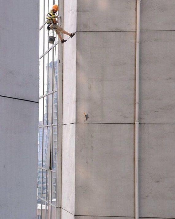 N'de bir gkdelenin 45. katnda, binann d ksmna saplanm bir satr buldu. Devasa gkdelenin bu kadar yksek bir katna hemde d duvarna o satrn nasl geldii ise gerekten kafa kurcalyor. te o inanlmaz grnt.