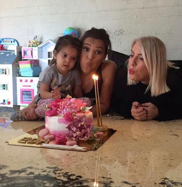 Demet Akaln kzyla birlikte kutlamada.