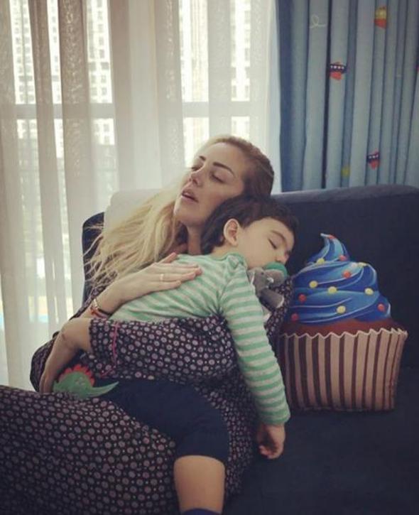 Her zaman k ve makyajl haliyle grdmz Petek Dinz'n annelik hallerinden biri.