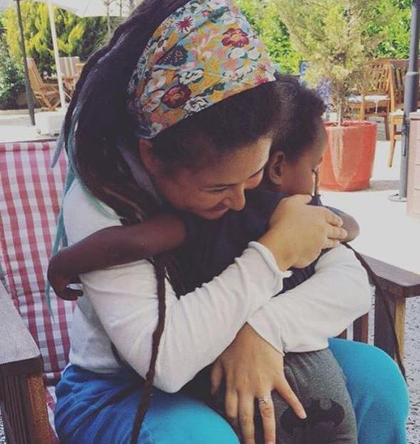 Esra Akkaya oluyla Bodrum'da yayor.