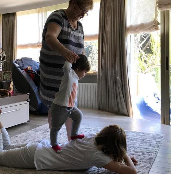 nl sunucu Ece Erken oluyla oynuyor.