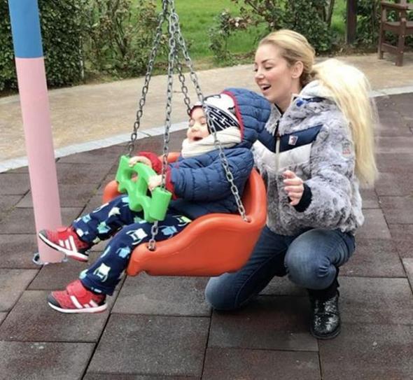 Dinz, oluyla parkta.