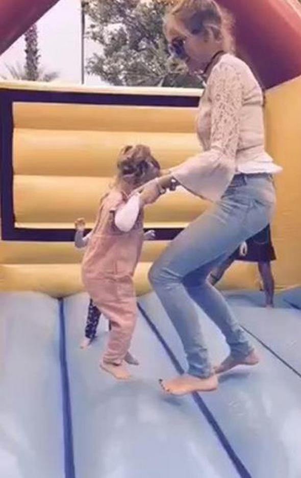 Uzerli kzyla byle oynuyor.