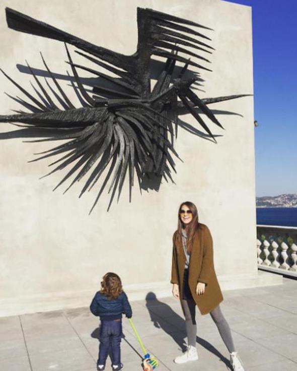 Asl Tandoan oluyla oynuyor.