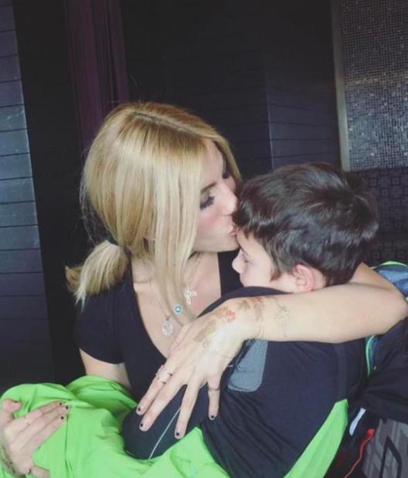 ki erkek ocuk annesi ala kel'in sevgi dolu anlarndan biri.