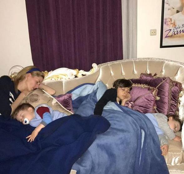 Wilma Elles ikiz bebekleri ve yle Bir Geer Zaman ki dizisindeki kk rol arkadayla.