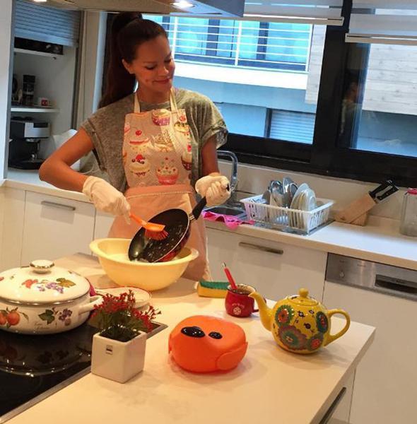 Ebru all, ocuklaryla birlikte yemek yaptktan sonra mutfa toparlamak onun grevi.