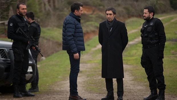 Medyatava'nn haberine gre, irkete hassas bir dnemden geildii iin "Kurtlar Vadisi Darbe" isminin hakk verilmedi. Konuyla ilgili irkete ynelik yaplan incelemelerden de sonu kmad. Aradan aylar geti ve Pana Film, "Kurtlar Vadisi"nin ekimlerine balad. Merakla beklenen yeni filmin adnn "Kurtlar Vadisi Vatan" olduu ortaya kt.