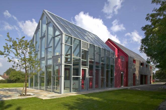 10. Srgl ev<br>  ngiltere'deki bu evin ahap d cephesinin tamam, dev bir sunroof gibi srlebiliyor. Bylece altndaki cam panel ortaya kyor.