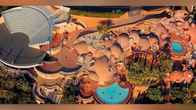 2 Balon evi  <br>Balangta moda tasarmcs Pierre Cardin'e ait olan bu balon evinde  yzme havuzu ve 500 kiilik bir amfi tiyatro bulunuyor. Akdeniz'in muhteem manzarasndan bahsetmiyoruz bile!