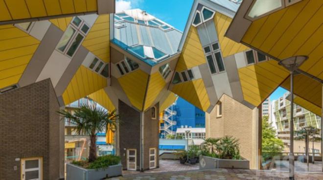 12. Kp ev  <br>  Bu kp evlerin her biri piramit eklinde ve her piramitte  oda bulunuyor. Hollandal mimar Pier Blom, kp evini ormana benzetmek istemi.