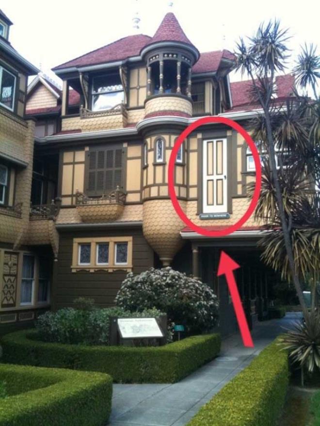 13. Winchester byl evi    <br>Bu evdeki merdivenlerin sonu hibir yere balanmyor. Kaplar hibir yere almyor. Bu gibi garip tuhaflklar var. Halkn ziyaretine ak ve olduka da rabet gryor.