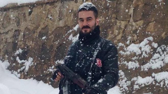 Gaziantepli ehit Mesut zdemir'in sosyal medyada yapt paylamlar yrek burktu! Hesabnn kapak fotorafna "ehitler lmez" notunu yazmt. ehit polisin, krmz zemin zerinde beyaz harflerle yazlan notun yan sra silah ile poz verdii fotoraflar da bulunuyor.