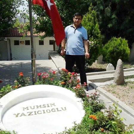 Tunceli ehitlerinden biri olan Sadettin Demir ile ilgili de ilgin bir detay ortaya kt. Demir, kendisi gibi helikopter kazasnda len Muhsin Yazcolu&#8217;nun mezar banda fotoraf ektirmi. ehitlerden polis memuru Sadettin Demir, Byk Birlik Partisi&#8217;nin merhum genel bakan Muhsin Yazcolu ile ayn kaderi paylat.