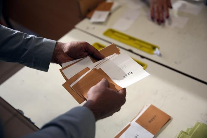 Evetileri de, hayrclar da oy tercihlerinde en ok etkileyen lider Cumhurbakan Erdoan olmu, ortalamada yzde 85 ile. BU konuda Erdoan&#8217;n yanna yaklaabilen baka lider yok. &#8220;Evet&#8221; oyu kullananlarn yzde 91&#8217;i, &#8220;hayr&#8221; oyu kullananlarn da yzde 78&#8217;i kararlarnda en etkili olan liderin Erdoan olduu cevabn vermi.