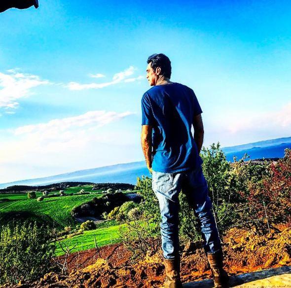 Yaklak 300 bin dolarlk (1 milyon 100 bin lira) arsaya bir de villa ina eden Hakk, Saroz Krfezi'ndeki iftliinde sebze ve meyve retimine de balad.