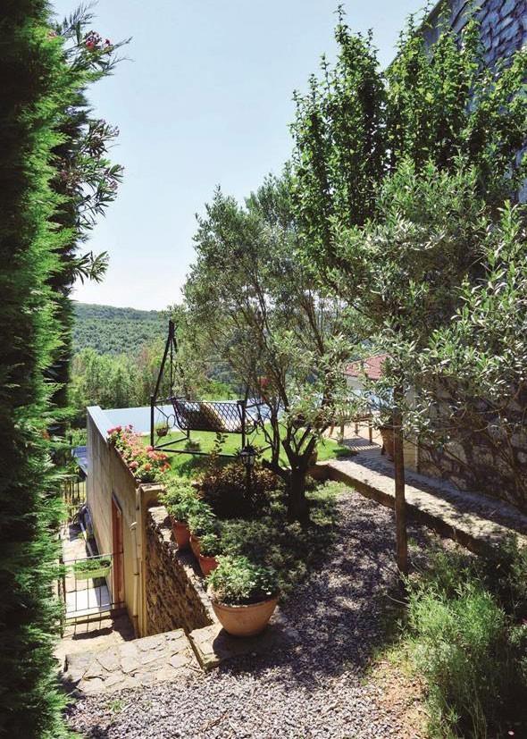 Arsay aldktan sonra 360 aa diktik<p>      Alabora, arsay 12 yl nce aldn, 10 yl nce inaata balandn ve 7 ayda evin tamamlandn sylyor. Beton yapya yerletirilen geni pencereler, farkl cephelerinden alan giriler, yksek tavan, aydnlk ve zgr bir mekan yaratyor. Ahap zeminler, kiriler ve blgesel ta duvarlar da doalln altn iziyor