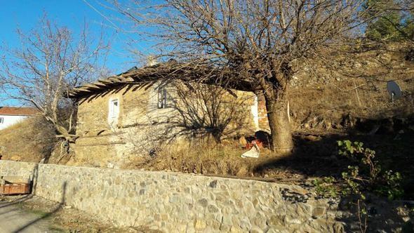 Geen ekim aynda sinema ve dizi oyuncusu Mge Boz da ayn kyde ahap bir ev satn almt. Bir dier nl isim Galatasarayl eski milli futbomlcu Cneyt Tanman da 5 Aralk 2015 tarihinde Bayrami&#8217;e 33 kilometre mesafedeki rplar Ky&#8217;nde, iine ev yapp, ceviz dikip, tarmla uramak iin 25 dnm arazi satn almt. Tiyatro oyuncusu Cezmi Baskn ile Galatasarayl eski milli futbolcu Uur Ttneker de Kazdalar eteklerinde arazi alan dier isimlerdendi.