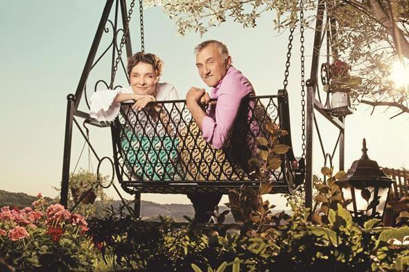 Buraya ilk geldiklerinde tek bir aacn bile olmadn belirten Alabora, leylandi, zakkum, manolya, mavi ladin, hatmi, zeytin, pavlonya, defne, incir, kiraz, dut, erik, vine, nar, armut, elmadan oluan tam 360 aa diktiklerini sylyor.Sadece evlerinin bahesine deil, belediyenin bahesi de dahil olmak zere, evlerinin etrafn da aalandrmlar. Zaten yaam biimlerinden ve hayata bak alarndan dolay buna armak pek mmkn deil.