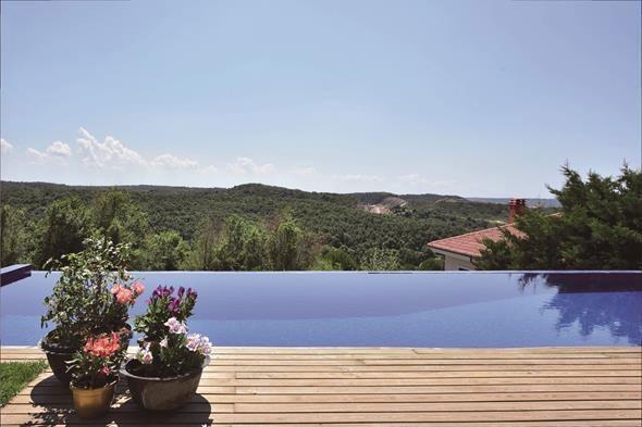 Usuz bucaksz vadiye kar    <p>  Oyuncu Mustafa Alabora ve BKZ letiim&#8217;in kurucusu Banu Zeytinolu&#8217;nun insan ilikileri konusundaki scak tavr, daha evlerine admnz atar atmaz kendini belli ediyor.Ky hayatnn ortasna daldnz bu ev, zaman ve mekan unutturan cinsten. Arka ksmndaki baheden ieri girip n tarafa getiinizde, kendinizi engin bir bolua teslim ediyorsunuz. Usuz bucaksz yemyeil aalarla dolu bir vadiye kar konulanan yapda mimar Serhat Badoan&#8217;n da emei var.