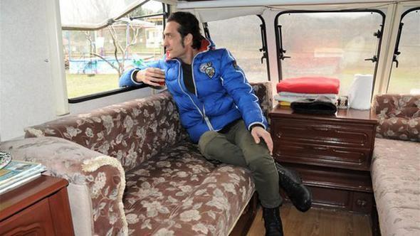 iftlik sit alan olduu iin 5 yldr karavanda yaamaya mecbur brakldklarndan dert yanarak ilgili makamlara seslenen Kra, btn mrn ehir hayatnda geirenlereyse &#8220;Topraktan geldik topraa gideceiz, kini ve nefreti arkamzda brakalm&#8221; arsnda bulunuyor...