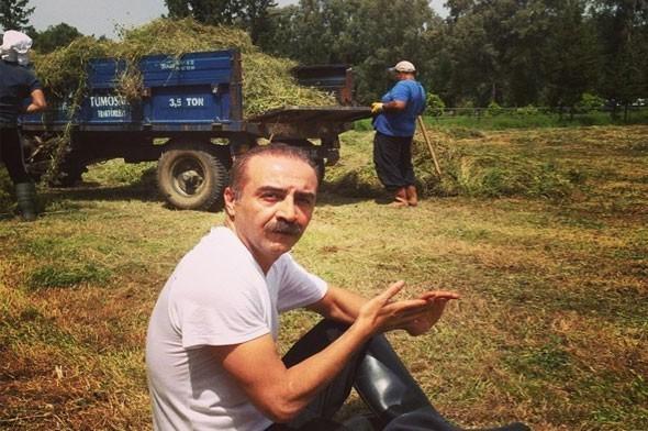 zde 100 doal besleniyor<p>      Ylmaz Erdoan birok kiinin hayali olan organik yaam geree dntrd. HT Magazin'den Mehmet alkan'n haberine gre; Vejetaryenlikten veganla gei yapan sanat, artk iftliinde bizzat yetitirdii doal rnlerle besleniyor.