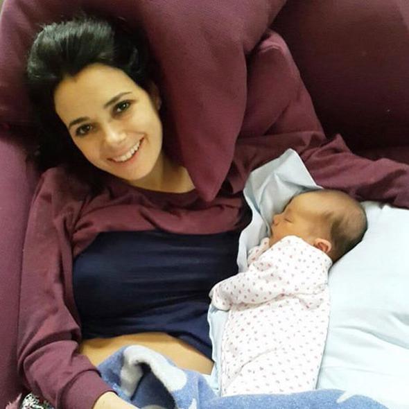 2014 ylnda ak yaamaya balad reklamc Ahmet Serdar Oral'dan hamile kalan oyuncu zg Namal olu Nefes'i dnyaya getirdikten sonra gzlerden uzak yaamaya balamt. Sevgilisinden ikinci kez hamile kalan Namal, bir yldr Kyceiz'de yaptrd iftlik evinde doum iin gn sayyor.