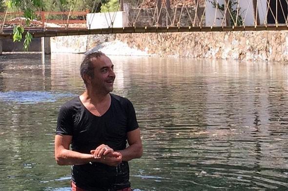 Ekmeini bile kendi yapan nl ynetmen, Kyceiz&#8217;den stanbul&#8217;a geldiinde de iftliinde yetitirdii rnleri tketiyor.