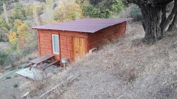 svire Alpleri&#8217;nden sonra dnyann en yksek oksijen oranna sahip olduu kabul edilen Kazdalar&#8217;nn eteklerindeki Bayrami&#8217;e 37 kilometre uzaklktaki 84 nfuslu Toluklar Ky&#8217;nden aklamad fiyatla ev satn alan oyuncu Mge Boz, kendisini grntleyen DHA muhabirine, "Artk buralarda birlikte olacaz" dedi. Boz, stanbul&#8217;a yakn olduu iin Toluklar Ky&#8217;nde ev almay tercih ettiini syledi. Kazdalar&#8217;nn bol oksijeni ve doasyla, Ege&#8217;nin, Akdeniz&#8217;in ve Marmara&#8217;nn iklimine sahip olmas ve baz arkadalarnn da bu blgede yayor olmasnn da bu tercihinde nemli rol oynadn belirten Boz, satn ald evin fiyatn ise aklamad.