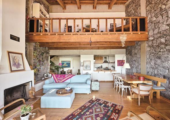 Hafta sonu davetlerinde yemekler Alabora'dan<p>      Beton strktryle modern armlar yaratan yap, ahabn egemenlii, evresini saran aalar ve iekler sayesinde scack hisler veriyor. Sonsuzluk havuzuyla birleen doa manzaras, ehir hayatndan izole edilmi bir huzur yayyor.Dinginlii artrsa da, bu ev sadece sessizlik iinde oturduklar bir yer deil. Her hafta sonu geleneksel olarak yaplan yemek davetleriyle burada 10-20 kii arlyorlarm. Yemeklerin hepsi Mustafa Alabora&#8217;dan.