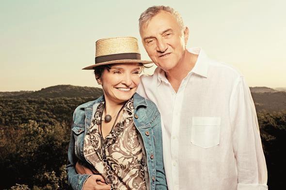 MUSTAFA ALABORA LE'Y SET    <p>  Mustafa Alabora, ile&#8217;deki evinin kaplarn ELLE Decoration&#8217;a amt.    ile&#8217;de, ky hayatnn tam ortasnda, doann sarp sarmalad huzur dolu bir atmosferde konumlanan bu ev, Mustafa Alabora ve Banu Zeytinolu&#8217;nun, kpekleri, iekleri, aalar ve kahkahalaryla zenginlemi mutlu yaamlarna tanklk ediyor