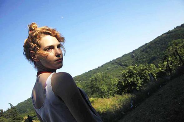 svire Alpleri&#8217;nden sonra dnyann en yksek oksijen oranna sahip olduu ifade edilen Kazdalar&#8217;nn eteklerindeki Bayrami&#8217;e 37 kilometre uzaklktaki 84 nfuslu Toluklar Ky, nl isimlerin gzdesi oldu.<p>      Dizi ekimlerinin ardndan ehrin grlts ve stresinden uzak kalp dinlenmek ve doayla babaa kalmak isteyen nller kervanna son katlan isim dizi oyuncusu Eyll Su Sapan oldu. &#8217;Pis Yedili&#8217;, &#8217;Kant&#8217;, &#8217;Be Karde&#8217; gibi diziler ve ksa film &#8217;Ada&#8217;da rol alan 23 yandaki oyuncu Sapan, Toluklar Ky&#8217;nde 2 odal, yma ta ev satn ald. Gen oyuncunun ald evin fiyat aklanmad.